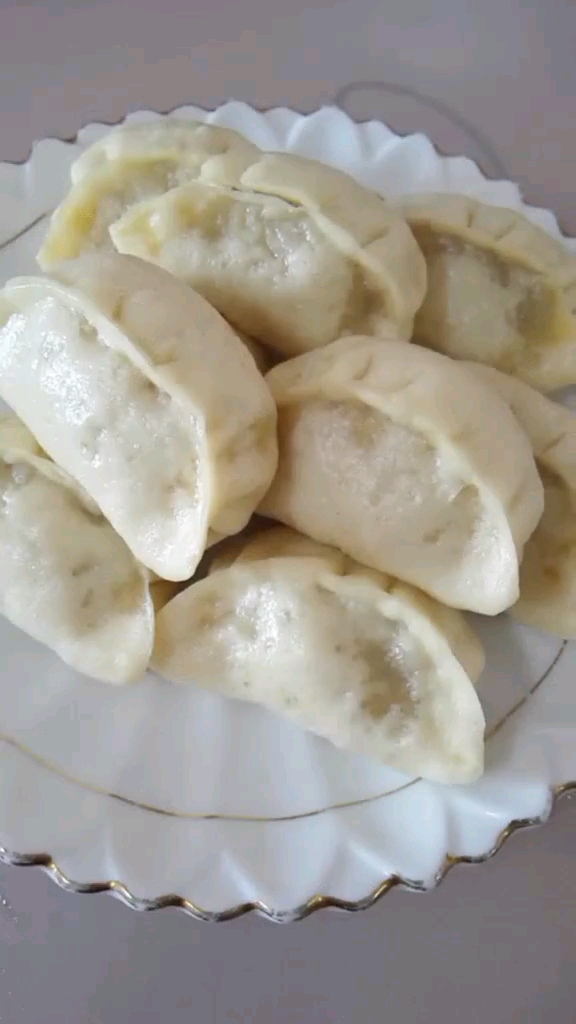 #优秀如我#萝卜虾皮馅大蒸饺的做法