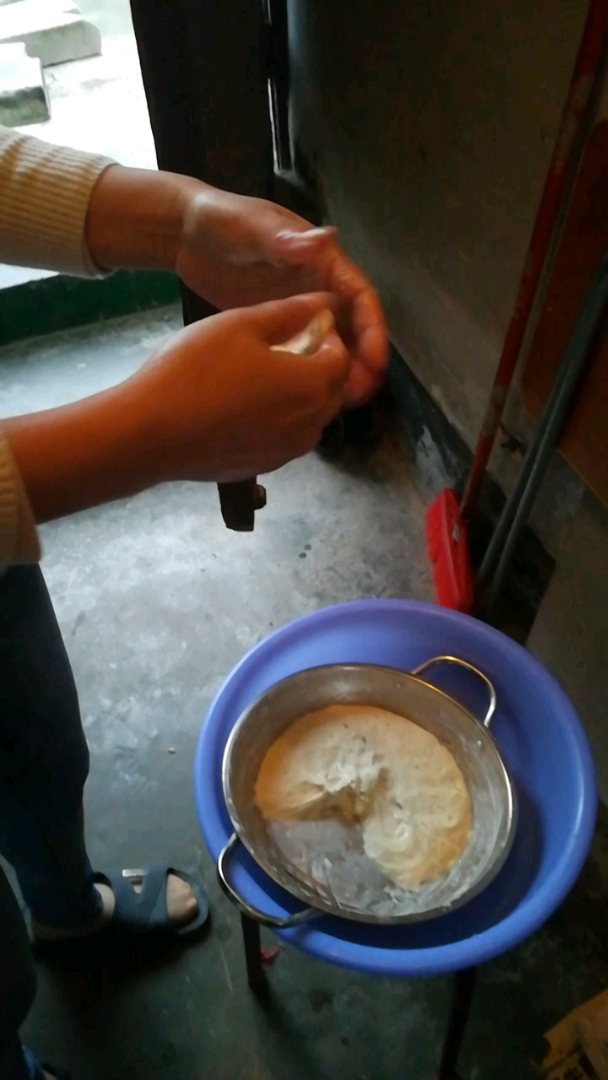 油炸葱油饼的做法!喜欢的老铁们双击加关注!进来的老铁留个爱心直播给你们看啦!