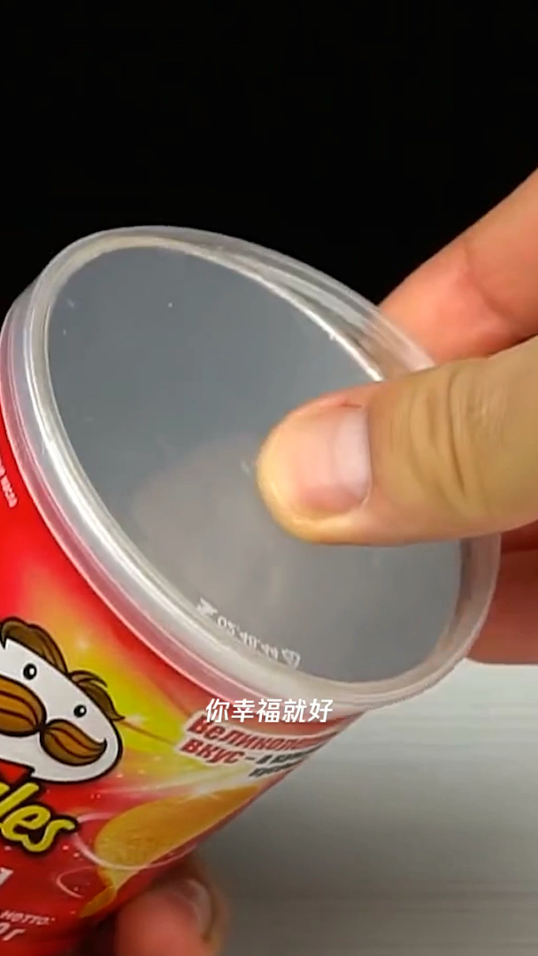 薯片桶画一个猫掌小肉垫的形状剪一剪。收纳牙刷牙膏也太可爱了吧。 