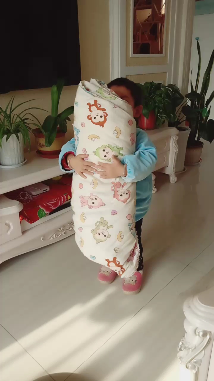 宝宝抱娃娃睡觉