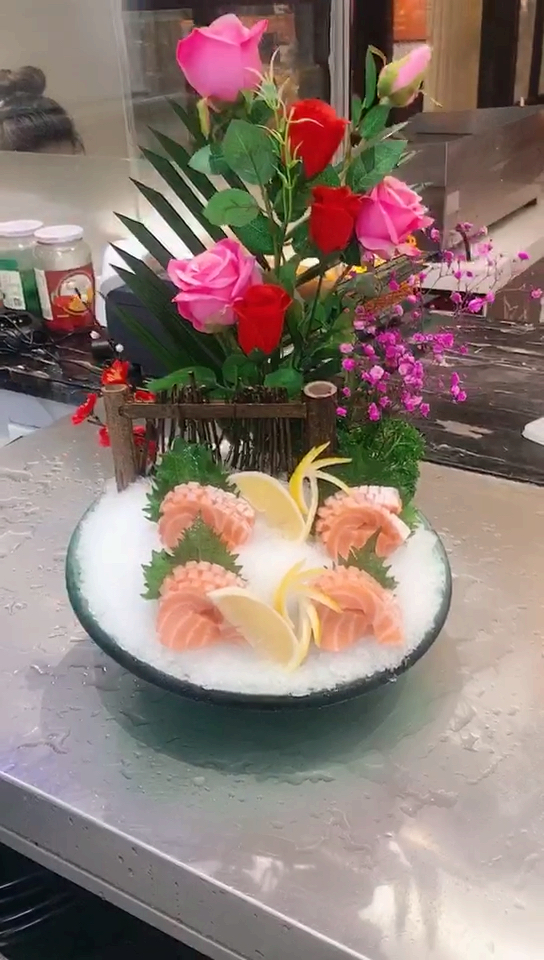 三文鱼腩刺身现做现摆。