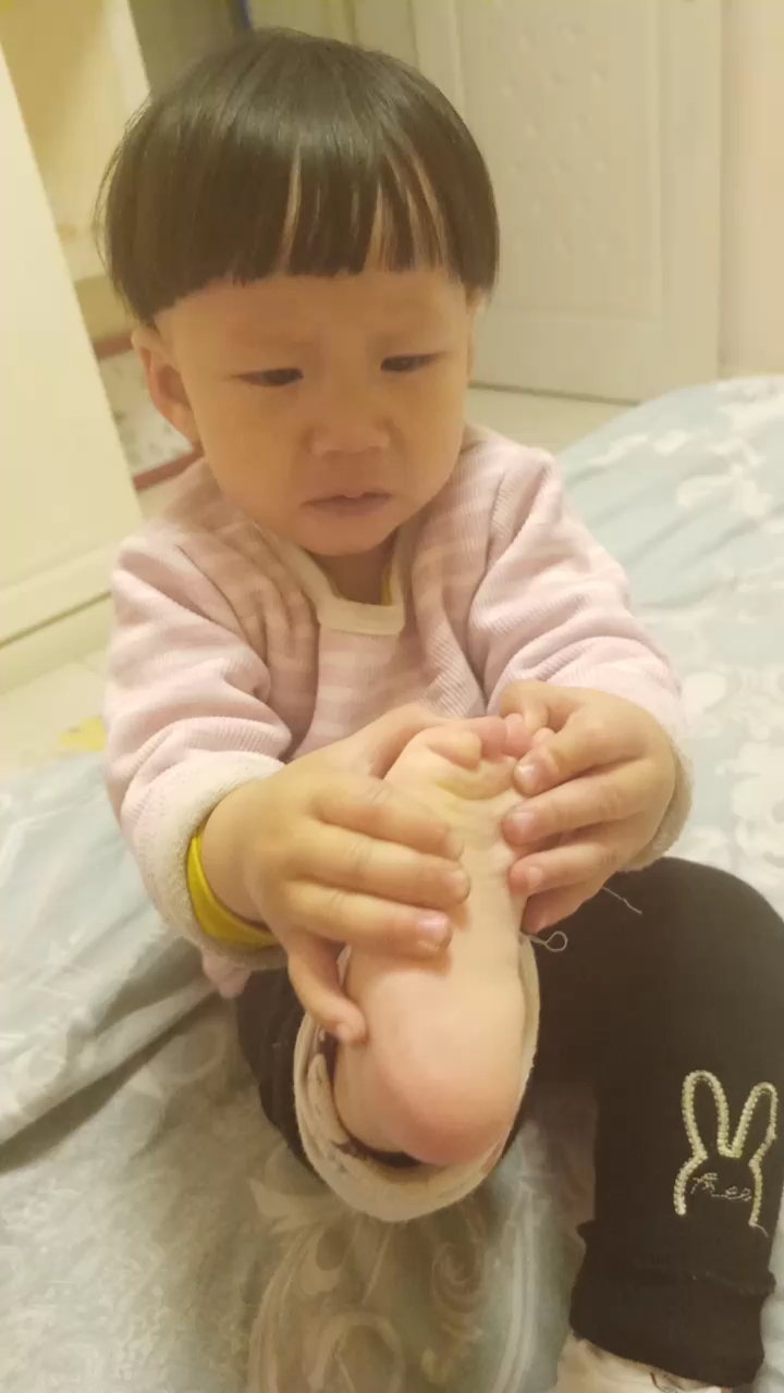 馋牛奶爸爸去给买了,听到爸爸回来看这速度