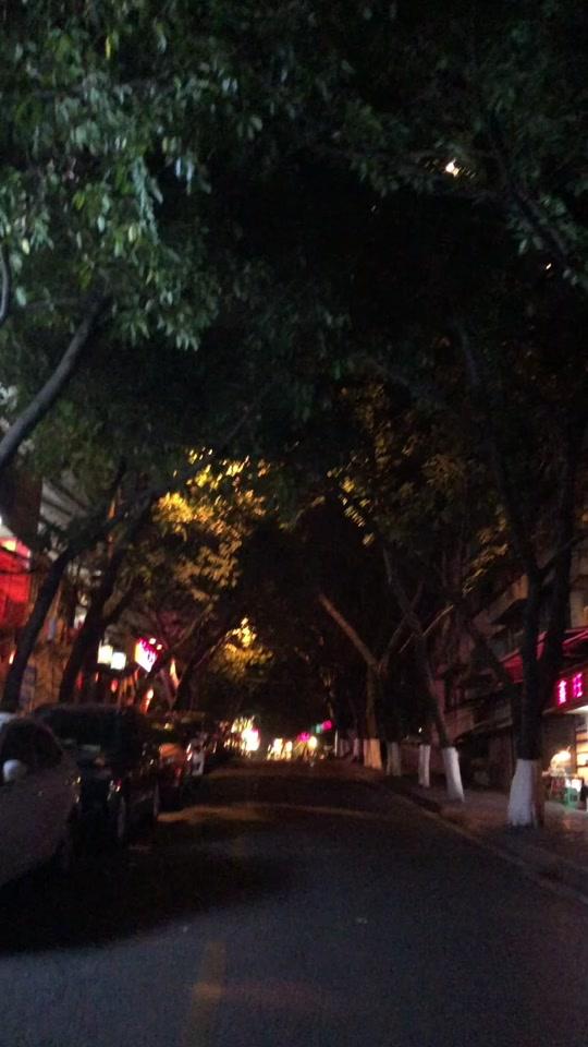 这家开了7年的烤鱼店,双椒口味的烤鱼真的是吃得我上瘾!而且凉菜也是好吃到飞!#重庆渝中区美