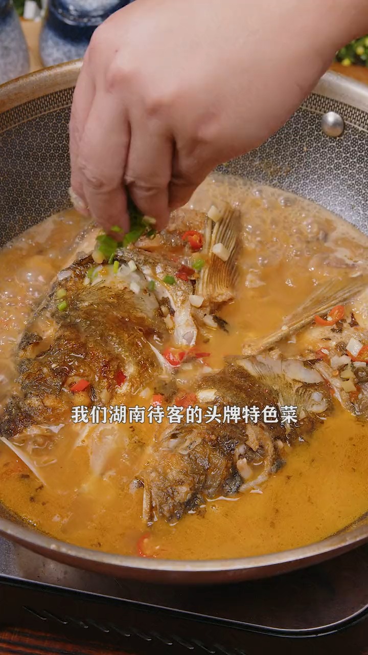 #美食#湖南特色紫苏焖鱼头,做法简单,而且非常好吃,连汤汁泡饭都能吃2碗。