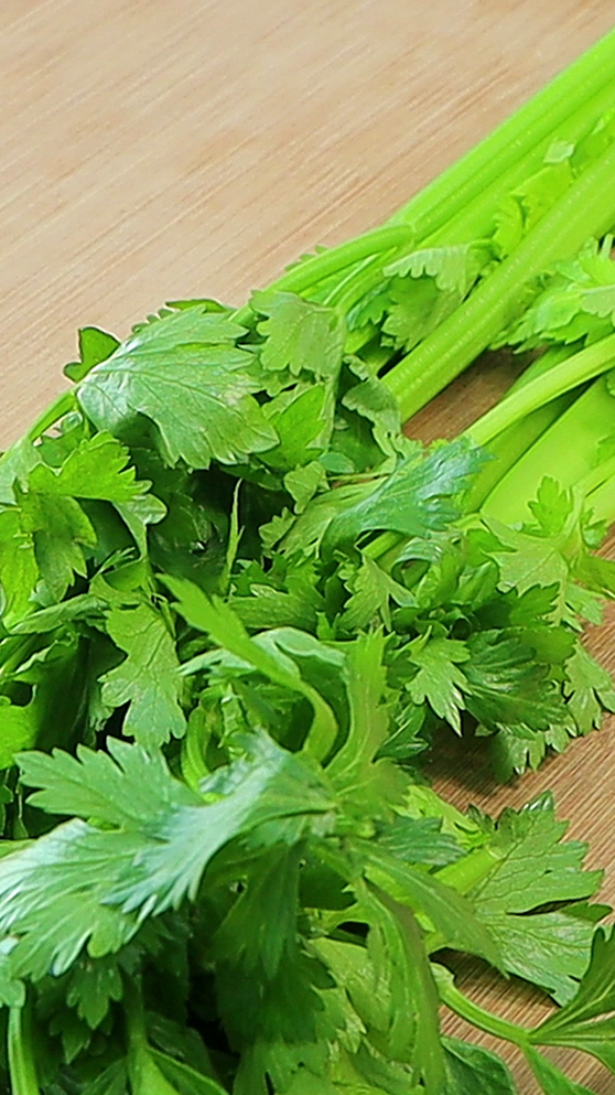 #我要上热门#芹菜百吃不厌的做法,学会这样做,营养好吃,上桌一盘不够吃!