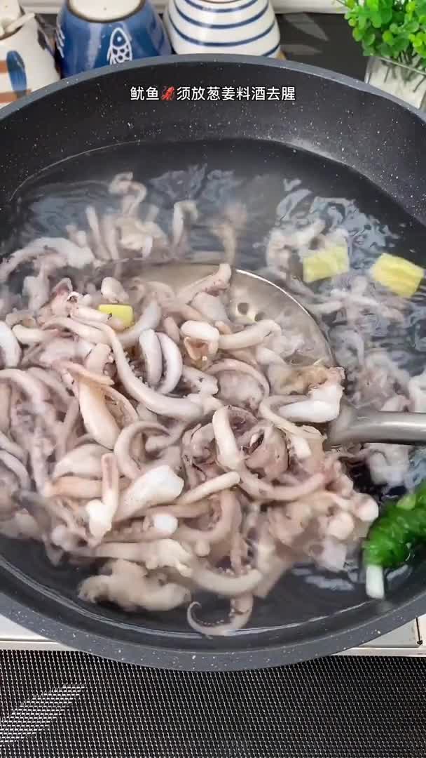 #我要上热门#在家也能做出饭店味道的干锅鱿鱼须,香辣过瘾,口感脆爽鱿鱼须干锅鱿鱼须