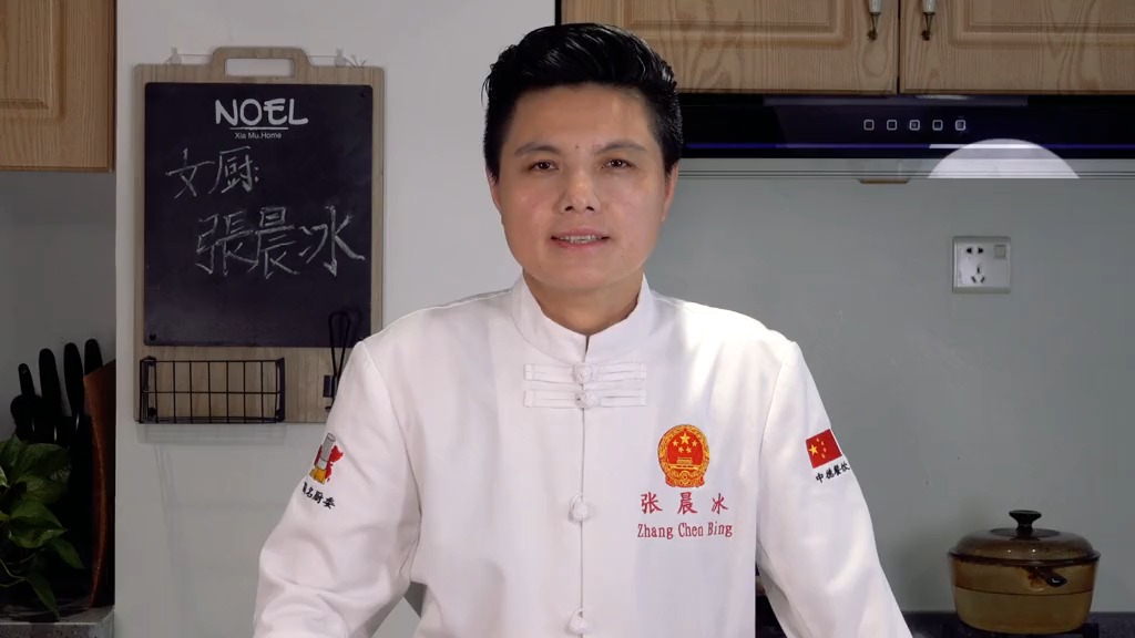 #轻知计划#饭店厨师2分钟教做蒜茸开边虾,大虾调汁尤为重要,出锅就流口水