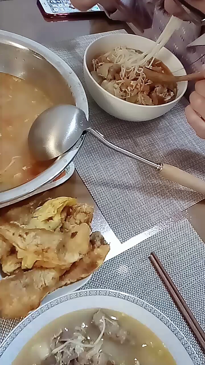 金针菇,西红柿,牛肉鸡蛋汤,这么一大锅,谁能喝得了