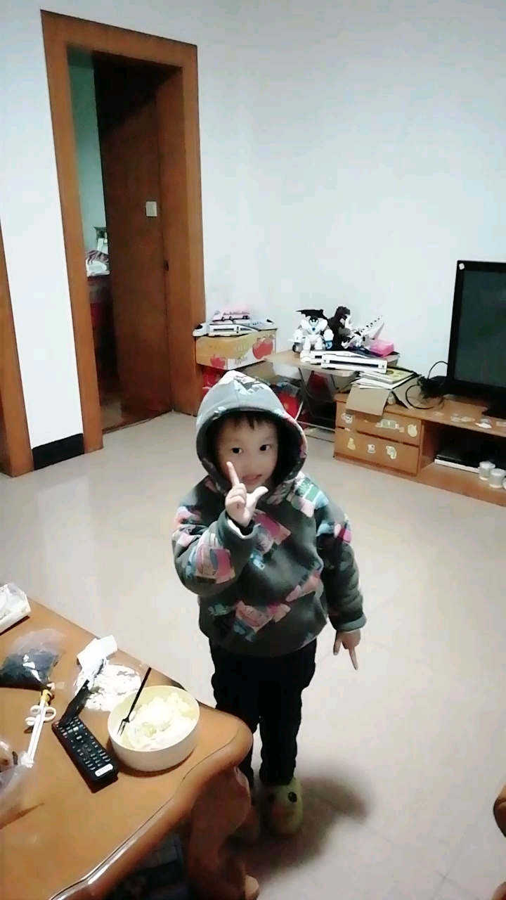 吃蛋糕的小男孩