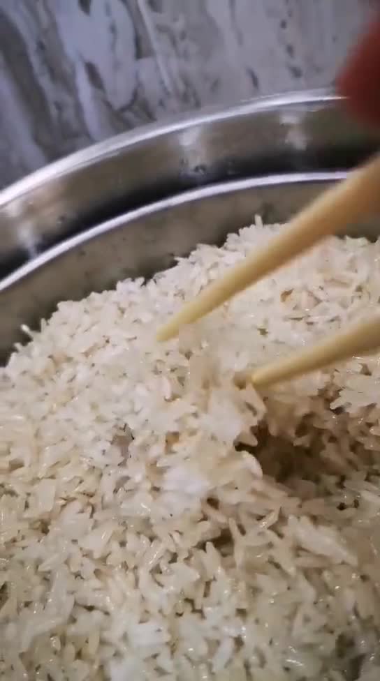 蒸了一锅糯米饭打开锅发觉我被馋到了脑子里马上浮现出酱油猪油饭、干菜肉拌饭、榨菜肉丝拌饭、土