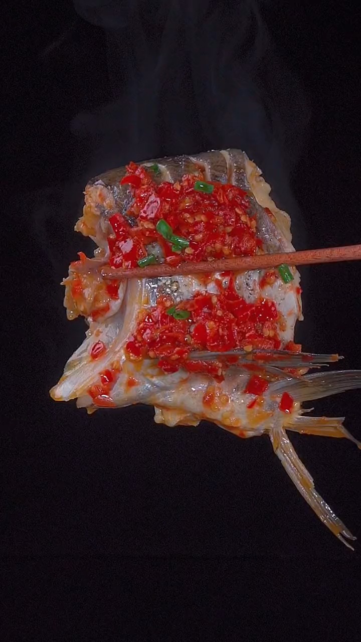 这样做的剁椒鱼头,鲜香嫩滑,剩下的汤汁还可以拌饭拌面!#剁椒鱼头#下饭菜#美