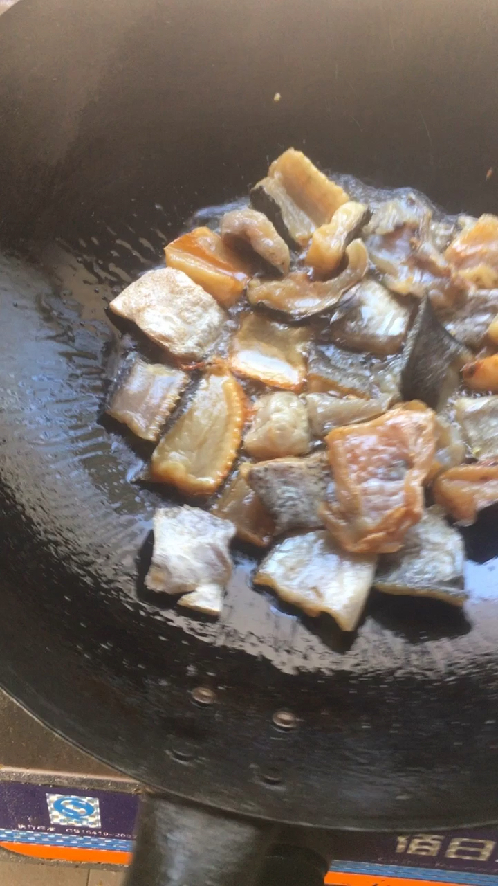 煎一份干财鱼,湖北特有的鱼干,