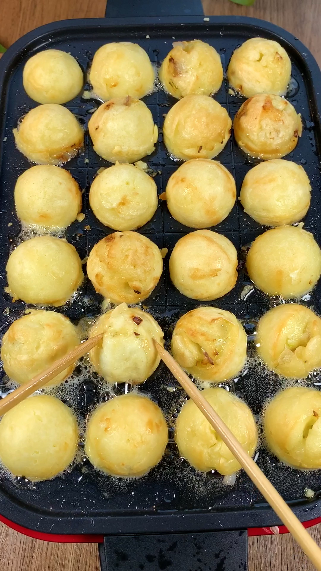 孩子都爱吃的章鱼小丸子来啦,自己做馅料多,干净又卫生~