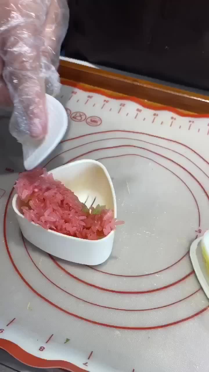 五色糯米饭团最麻烦,但是小朋友最爱,麻烦点不怕孩子们喜欢就好,好吃干净的饭团店你们那有吗