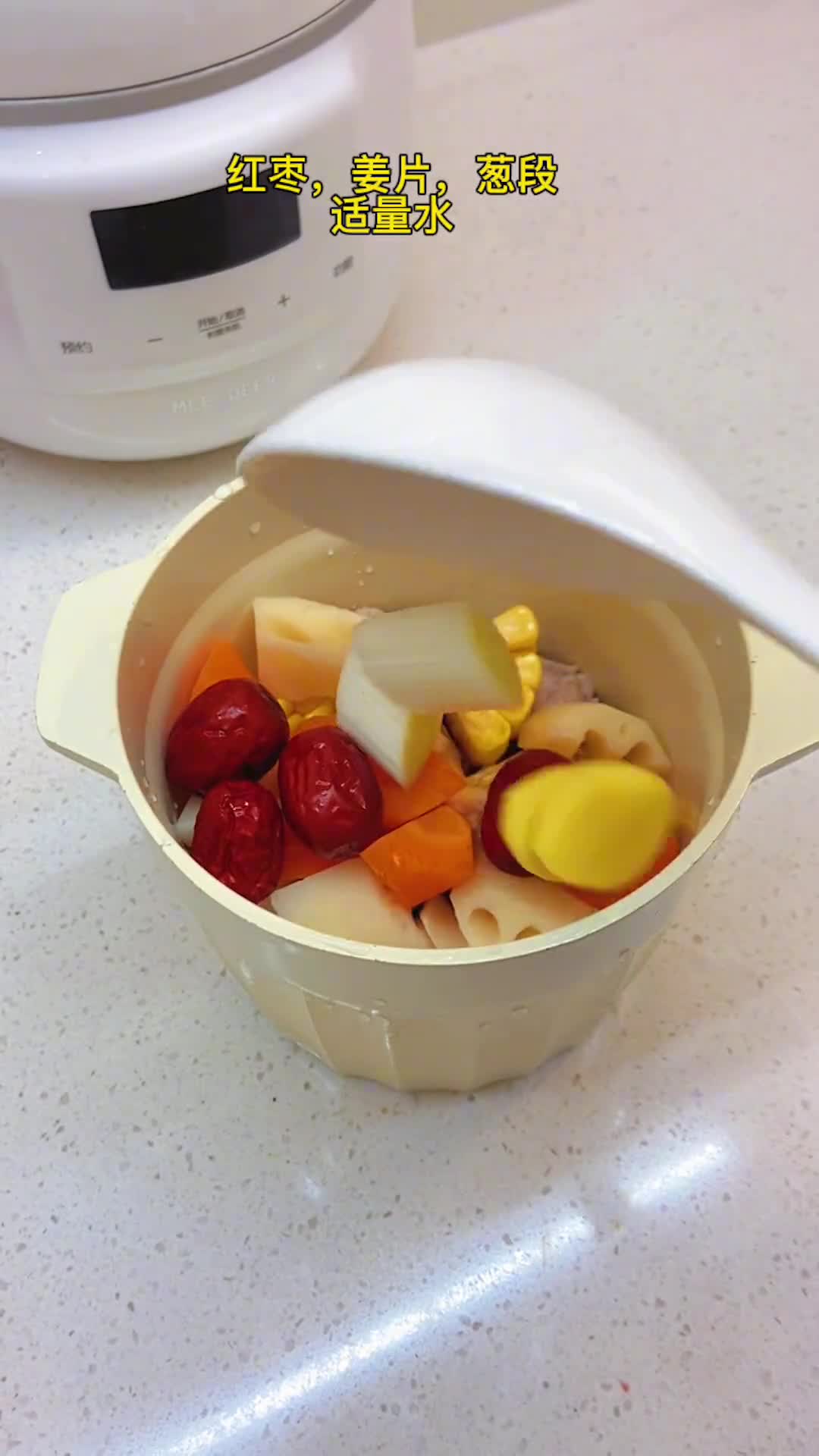 今日午餐:排骨汤,包菜粉丝鸡蛋,果蔬馒头,给孩子做饭并不难,荤素搭配,保证肉蛋菜,不用过于