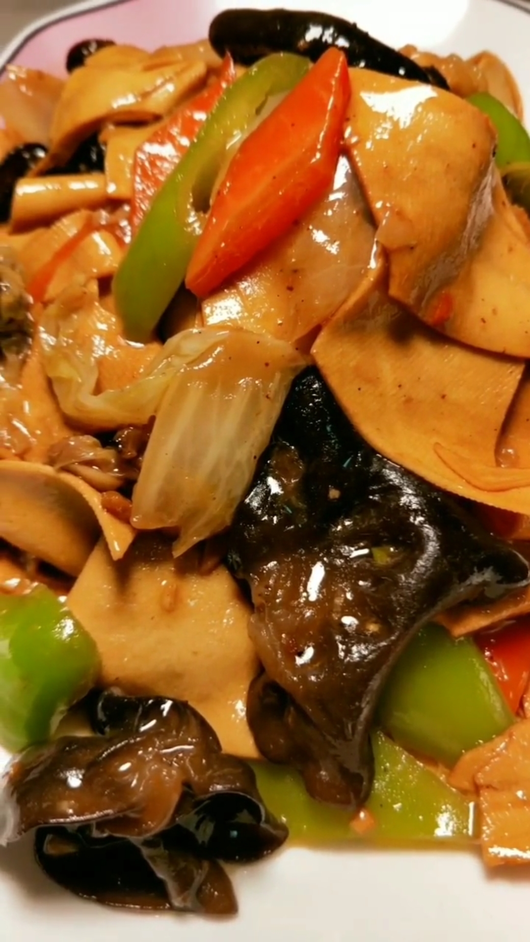 白菜片木耳干豆腐这样做,好吃费饭。