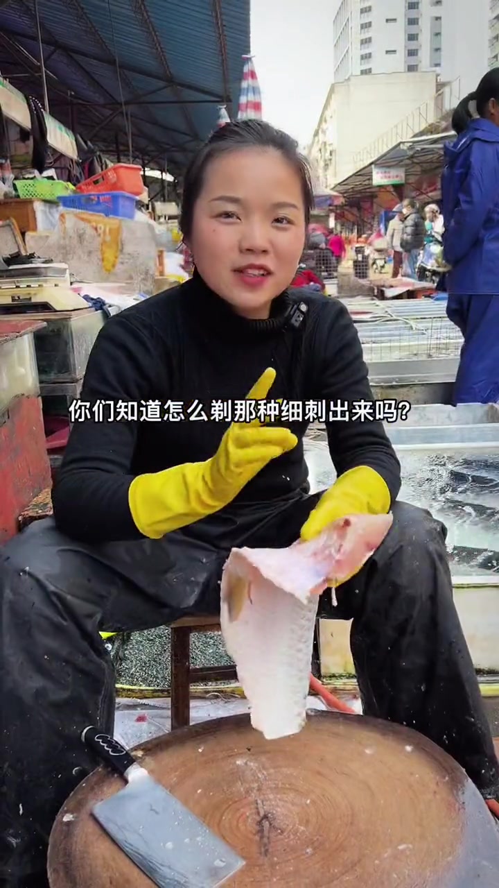 看表妹怎么给一条草鱼去鱼刺,去细刺,做无骨鱼,草鱼片