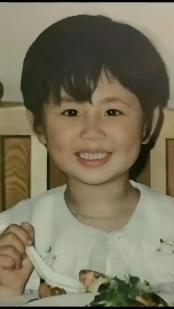 #娱乐#杨紫小时候照片,邻家小妹妹形象简直不要太可爱!