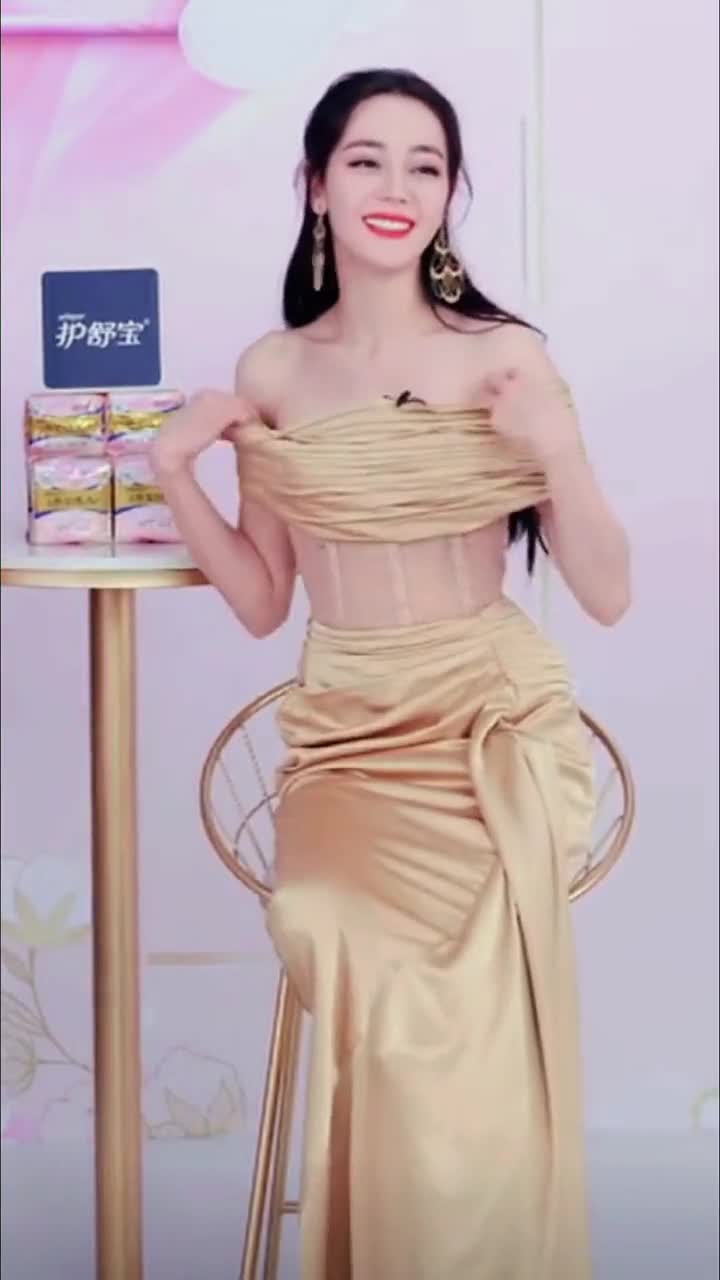 迪丽热巴,金色拼接鱼尾裙太美太性感啦!