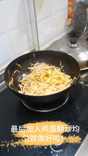 #炒饼#以前经常在外面小摊上买蛋炒饼,现在喜欢在家里自己做～