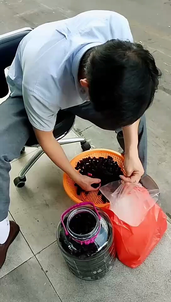 因为我身体不好,老公打听到别人说这个对我身体有好处,跑乡下去买回来,泡酒给我喝