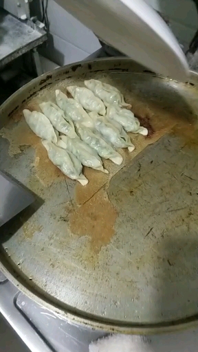 锅贴饺子好了!