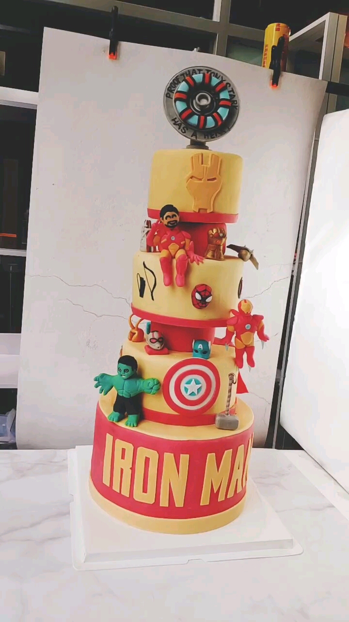 钢铁侠翻糖蛋糕第二部分。