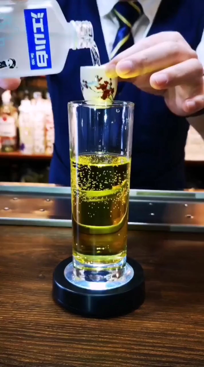 家庭版鸡尾酒:柠檬,rio,雪碧,红牛,江小白