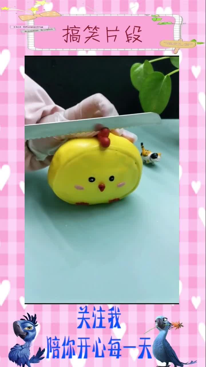 工作室啥吃的都没有,就一个凉馒头了,切开吃了它#我要上热门,#果蔬卡通包培训,搞笑视频