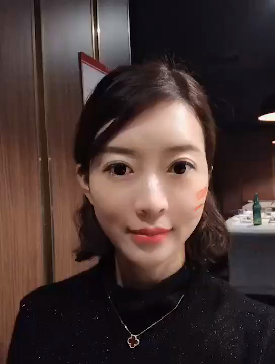 鲑鱼气垫内含350万个微气孔,充分浸泡,能紧紧含住水分。高遮瑕,重叠式蜂巢排列