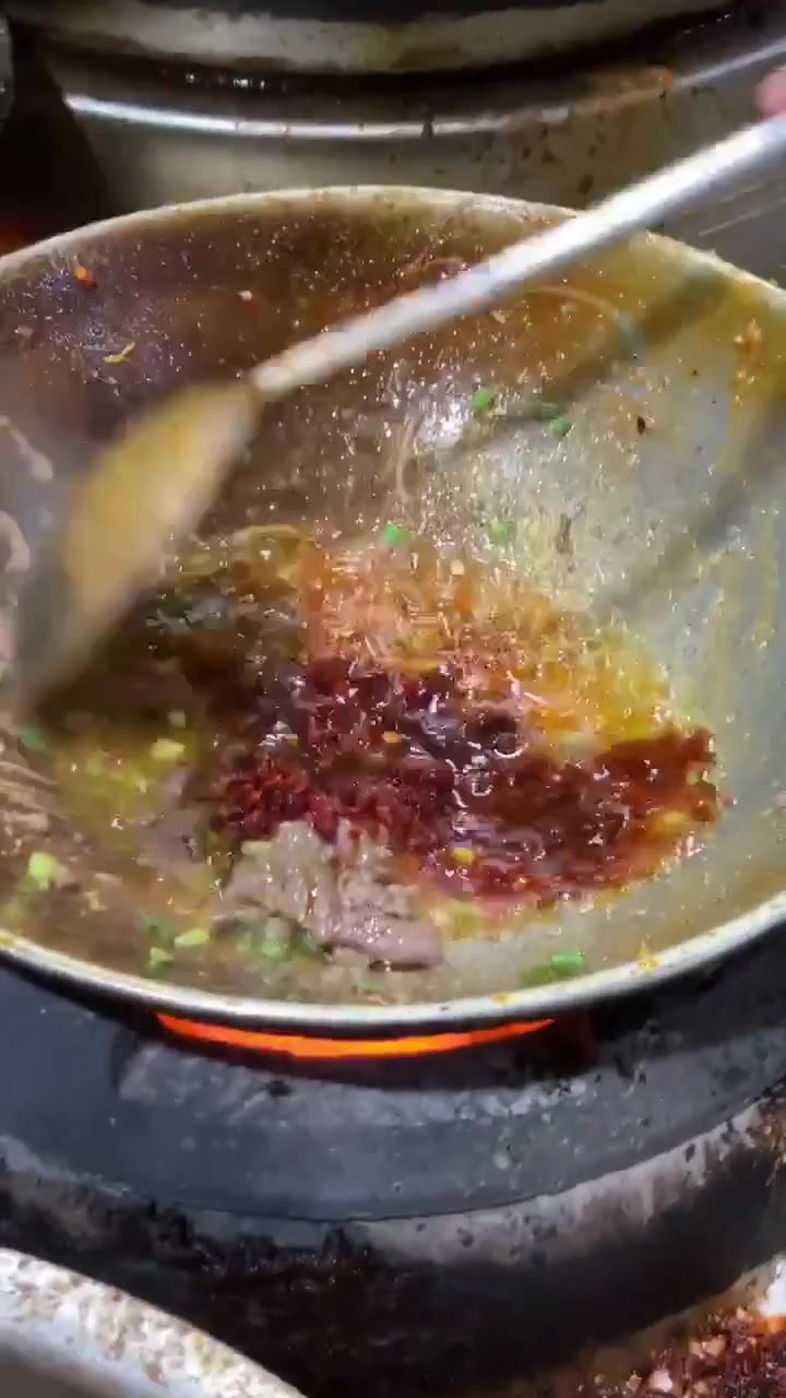 破破烂烂的炒菜勺子,大火爆香生牛肉再煮馍