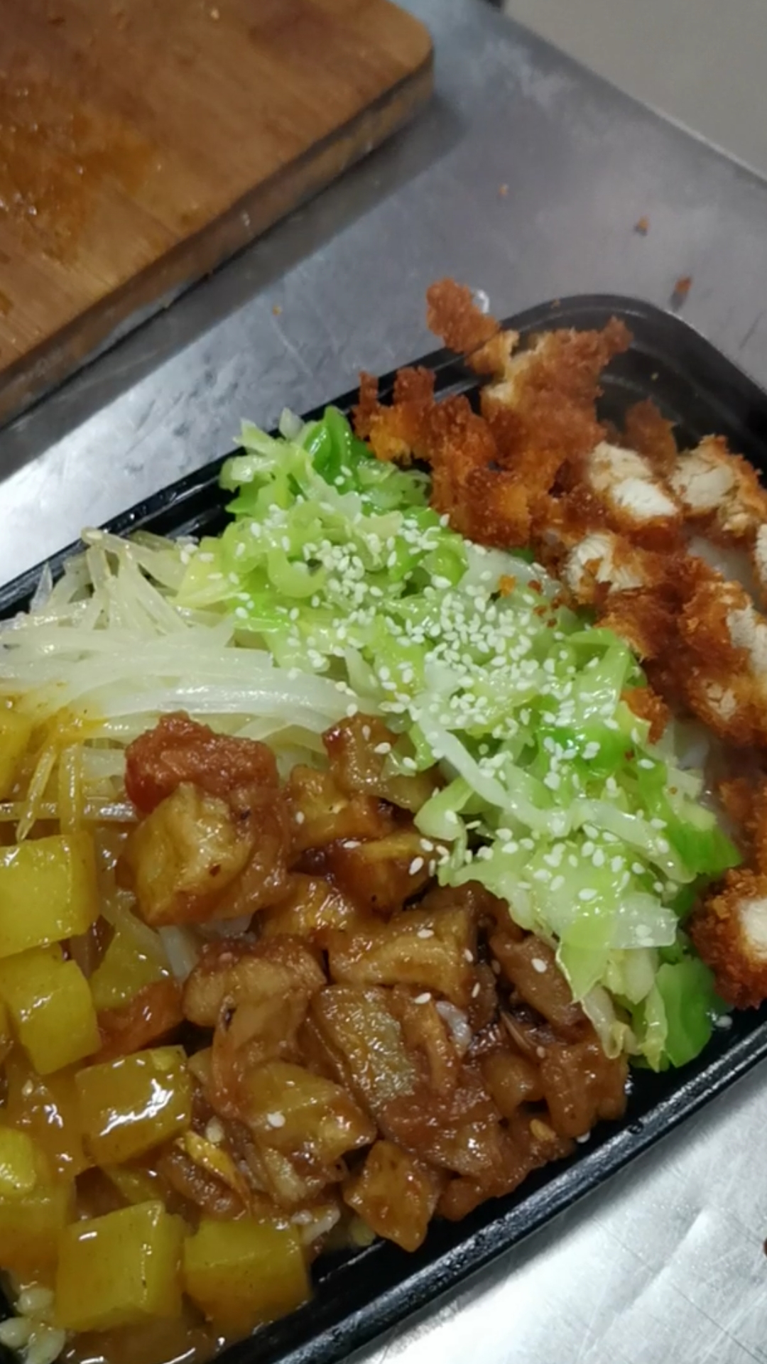 美味的脆皮鸡拌饭出成品