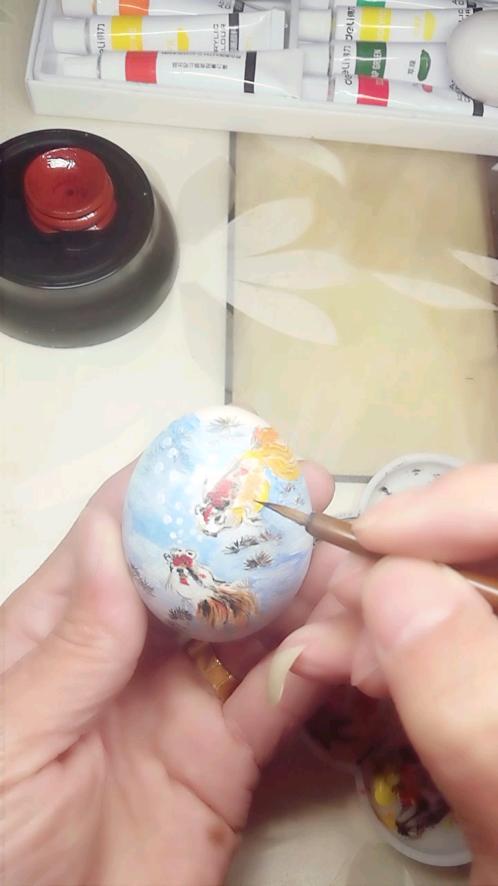 鸡蛋上画国画《可爱的小金鱼》希望大家喜欢!