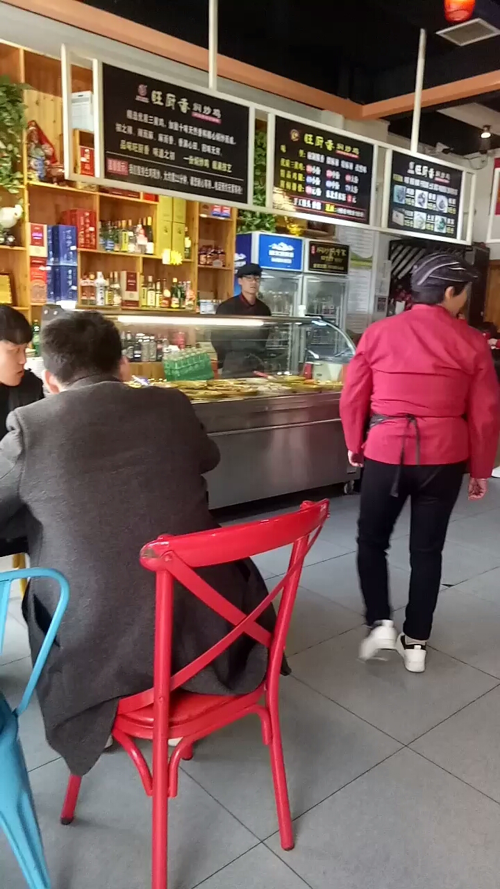 店里生意依然是那么好,
