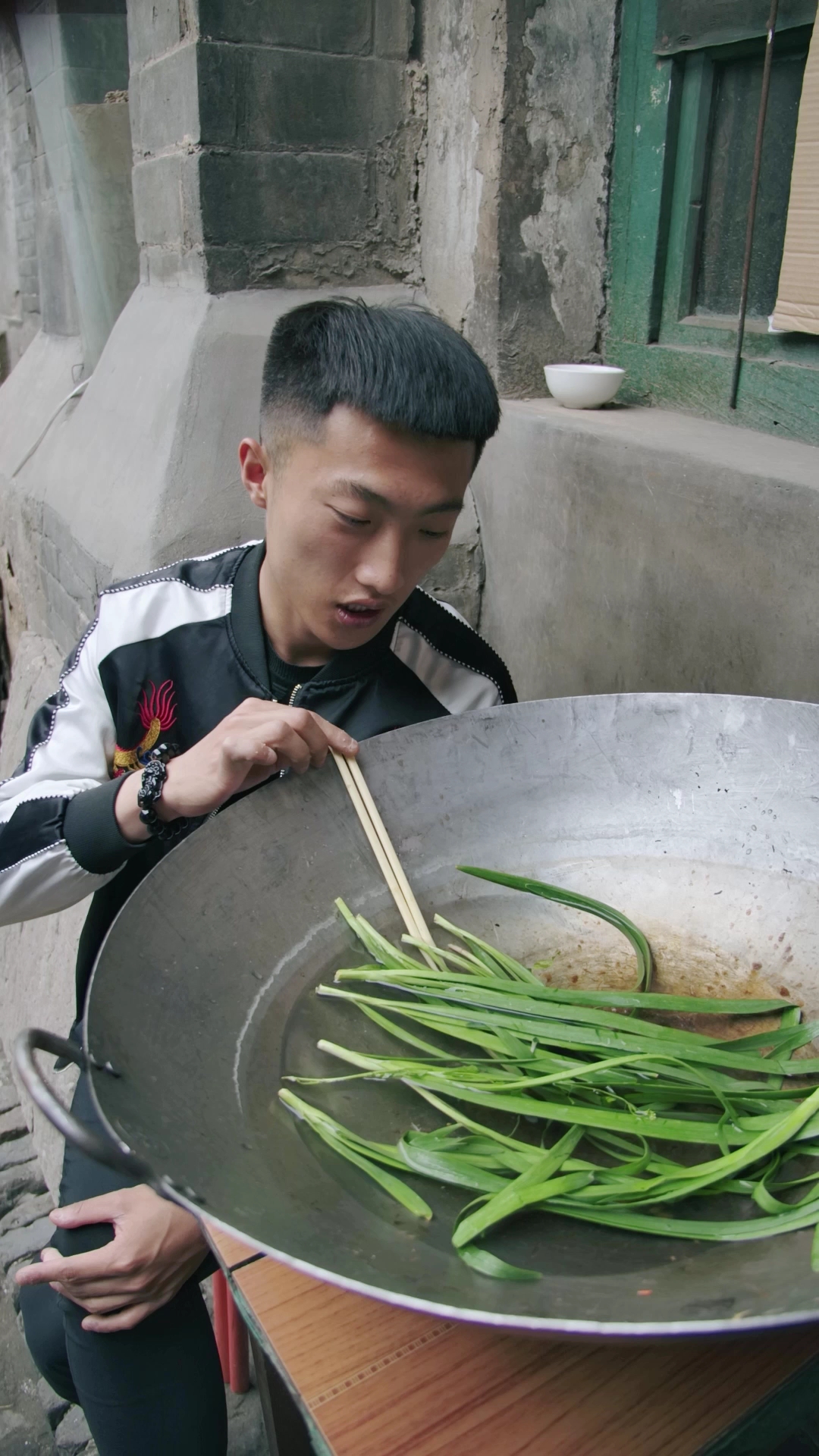 #搞笑段子剧#美女卖五元自助,九菜一汤,没想是韭菜汤