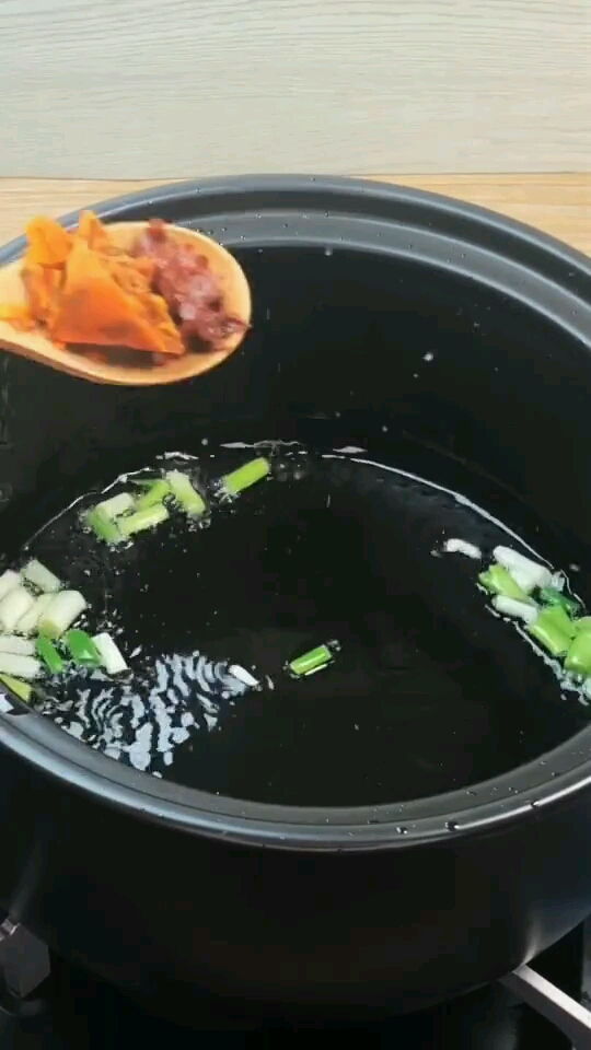 砂锅土豆粉 砂锅不太好的用炒锅做好汤倒砂锅煮 怕烧裂