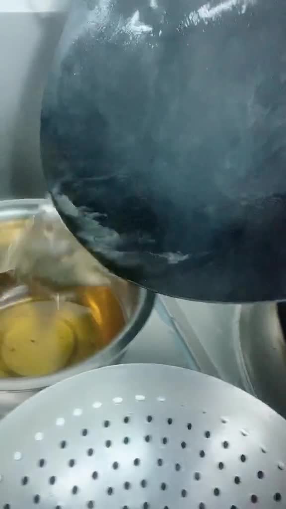 黄骨鱼姜蒜小红椒野山椒配以盐味精胡椒粉白糖调味鱼鱼