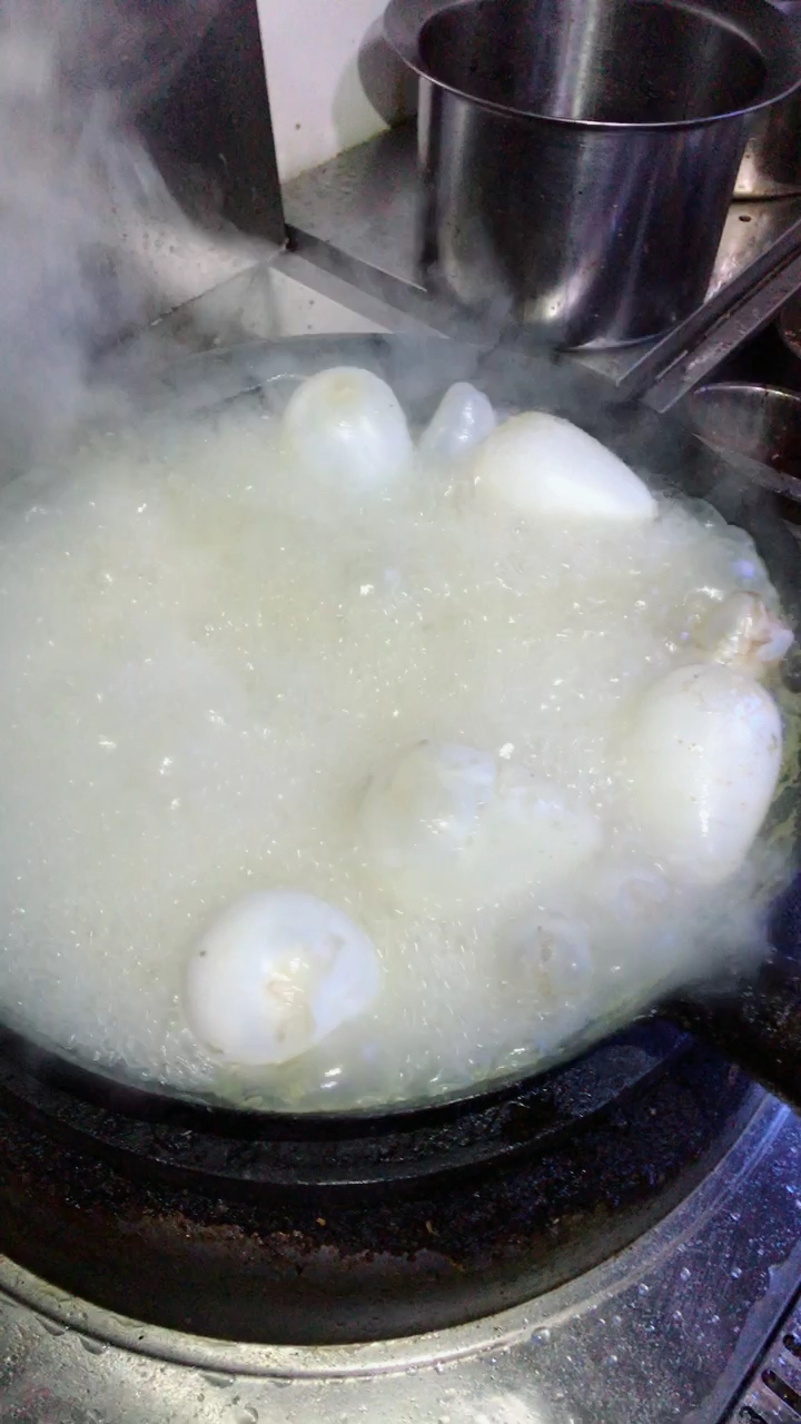 煮个鱼泡像煮炸蛋,乒乒乓乓吓人