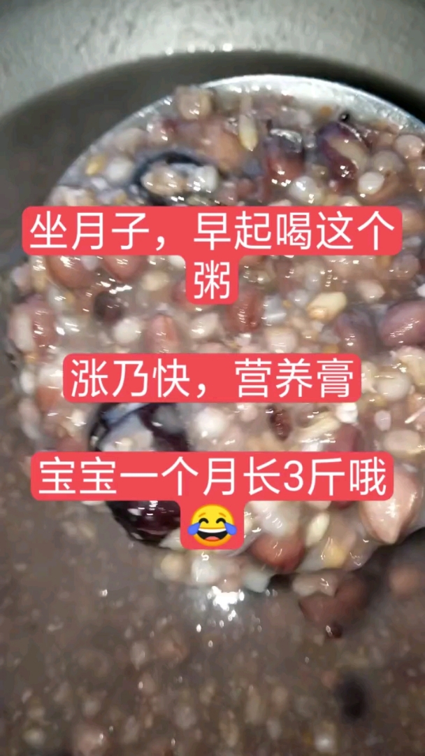 玉米桂圆粥做法:糯米提前泡2个小时。水开之后倒入糯米玉米。小火煮20分钟到入冰糖