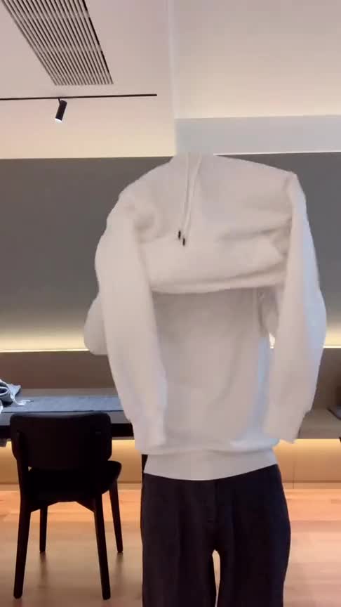 玩玩具不只是小孩子的特权!帅哥戴鱼头怪头套游乐园玩耍,实在太可爱了