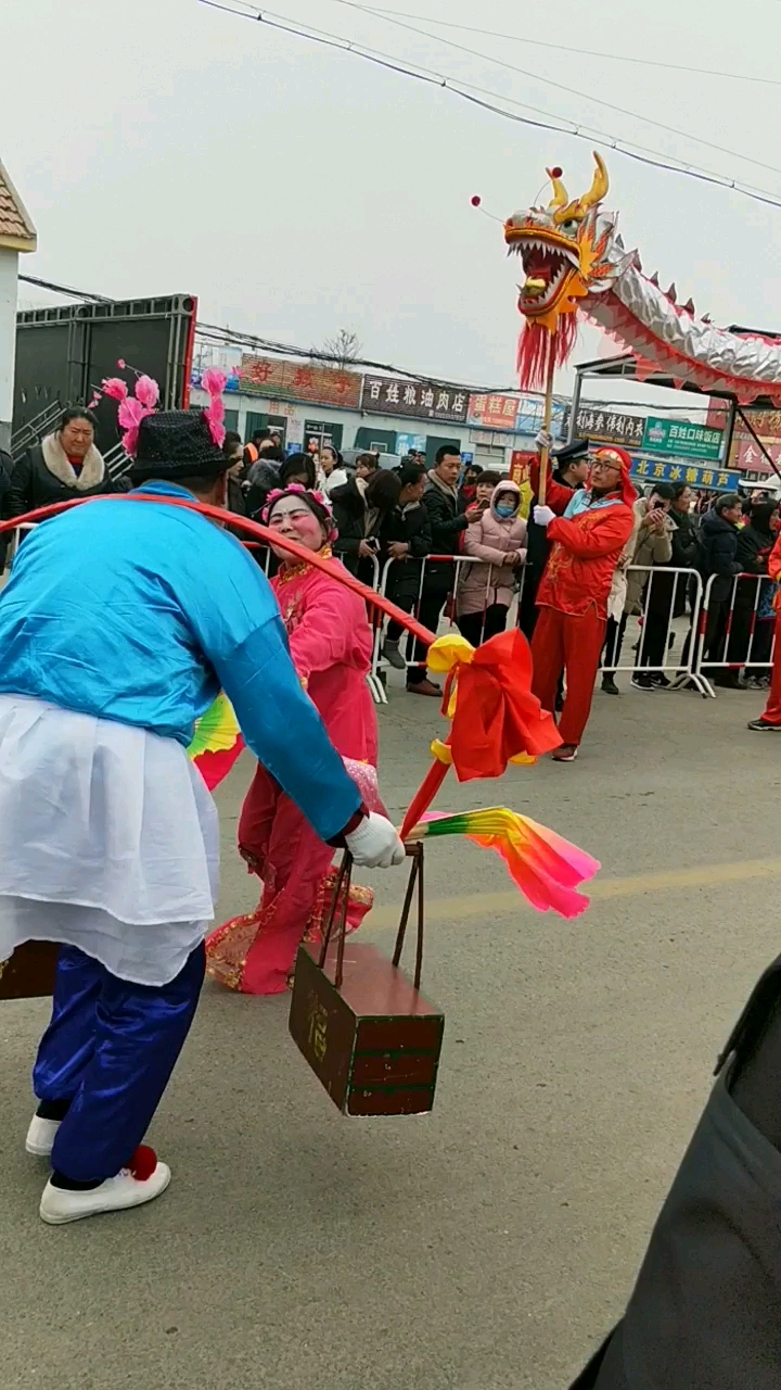 鱼灯节热闹不烦。