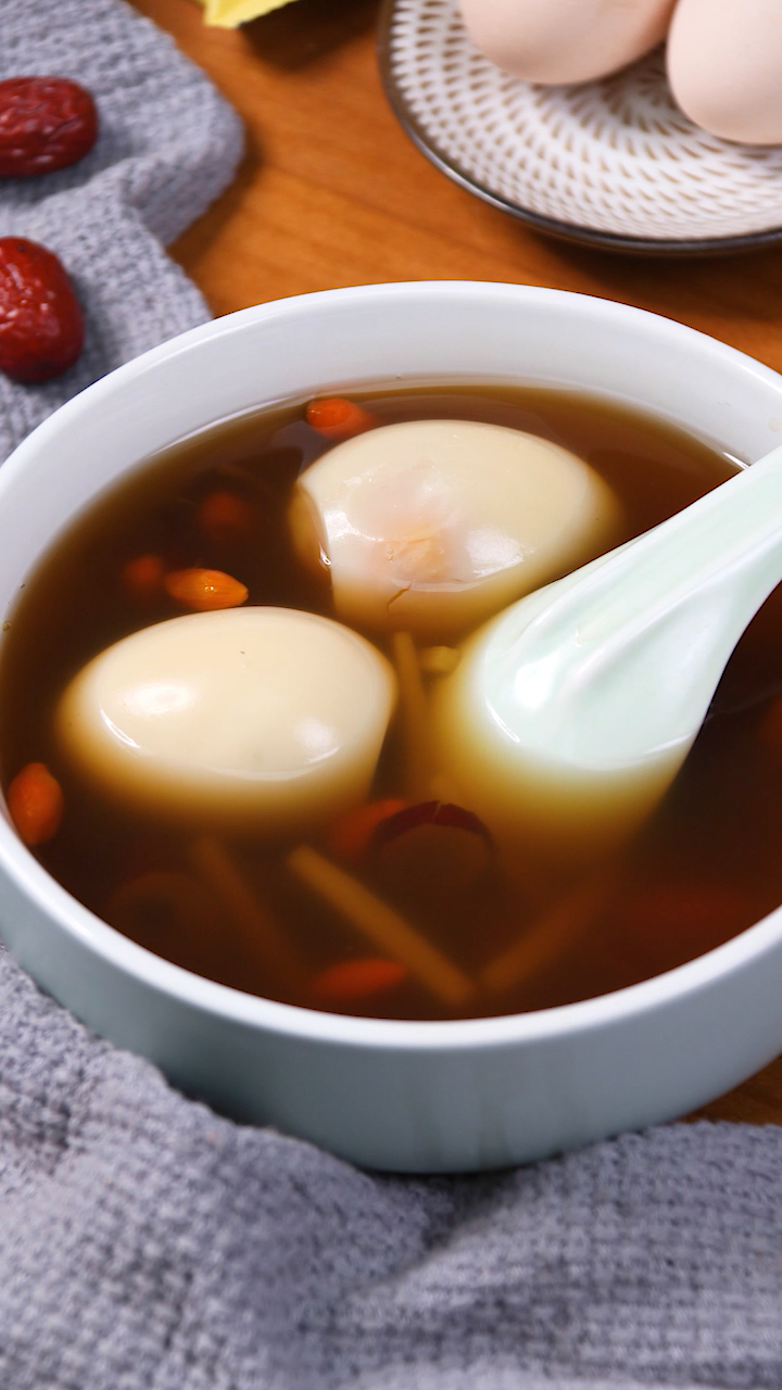 #美食#女孩子每个月那几天别总是要她喝热水,给她做碗红糖鸡蛋,暖心又暖胃!