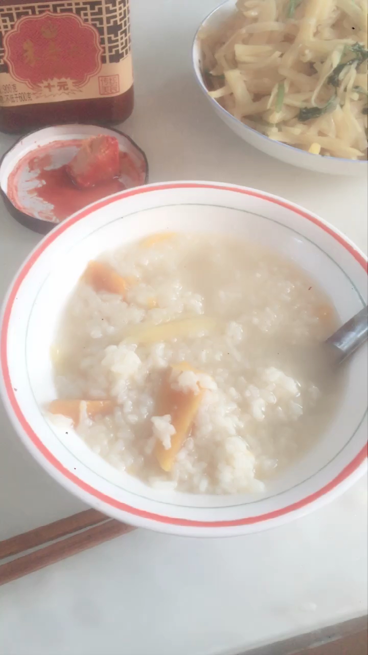 吃早饭了,地瓜粥,土豆丝,腐乳,