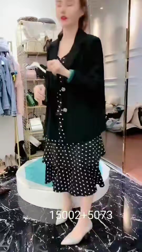   西装外套配波点蛋糕裙,都是超好质量,不会搭的就这么穿! 