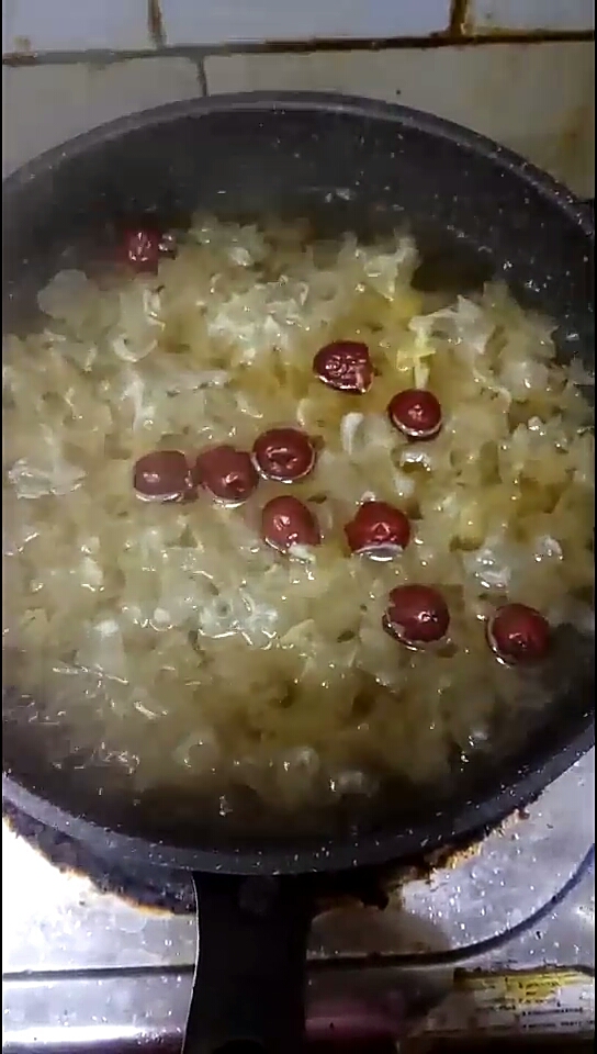 银耳红枣苹果糖水