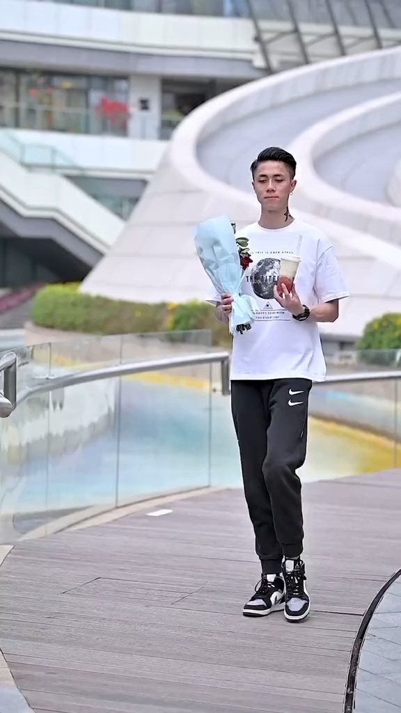 “如果你觉得在大街上喝酒太野了,那就不妨插根吸管,喝出奶茶的感觉。”