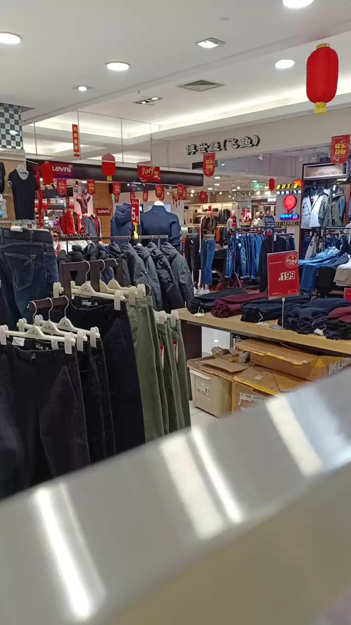 两个小时卖了八件衣服,顾客太多啦