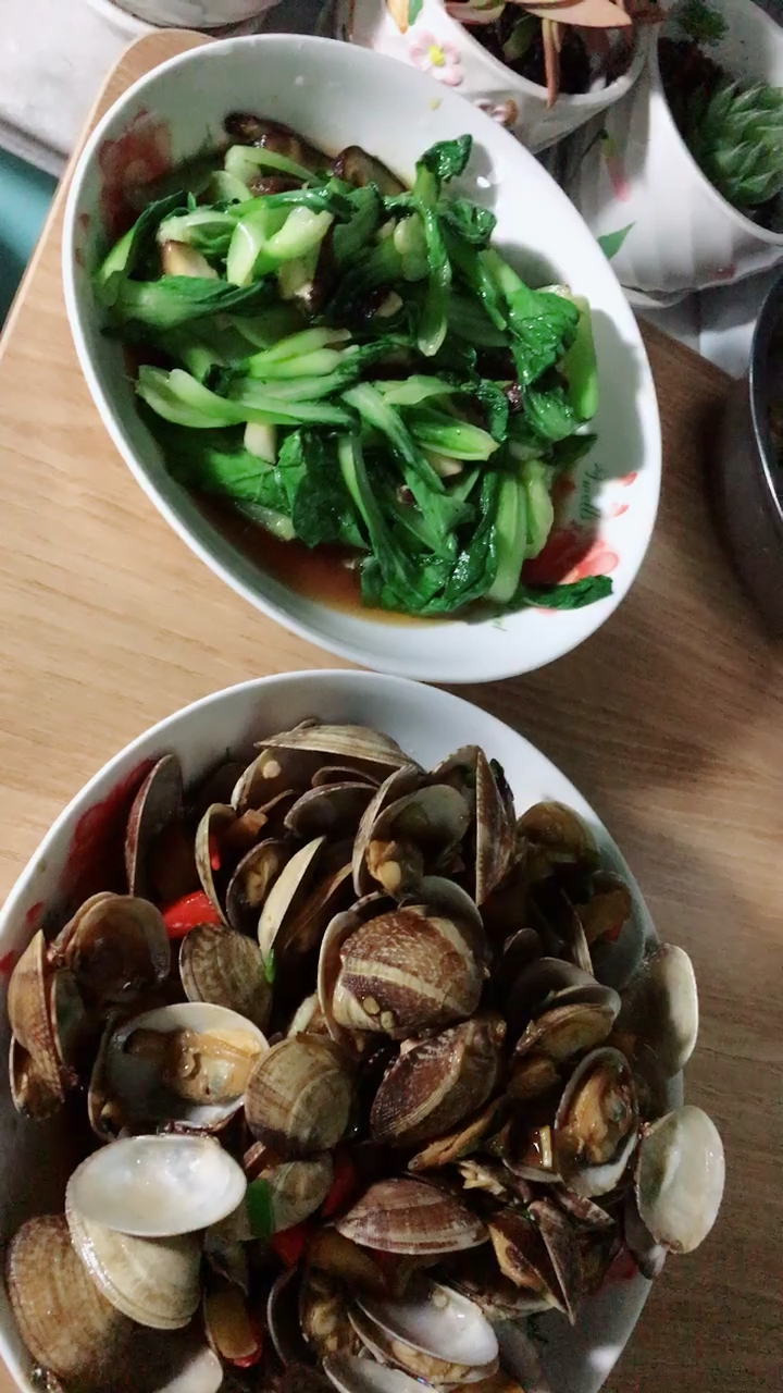 程序员的晚餐之香菇芹菜和美味的爆炒花甲