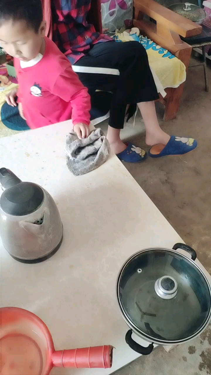 擦桌子了