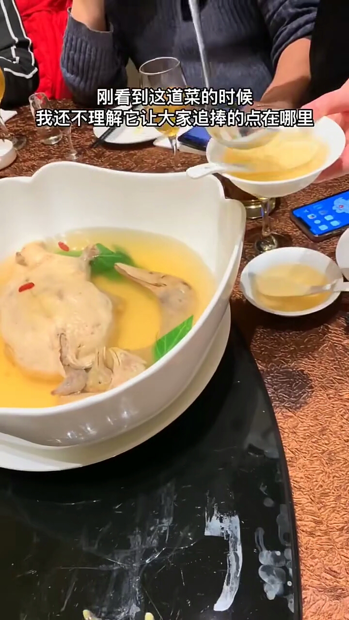 鸭子里鸡子,鸡子里鸽子,鸽子里鹌鹑,鹌鹑肚里有八宝馅